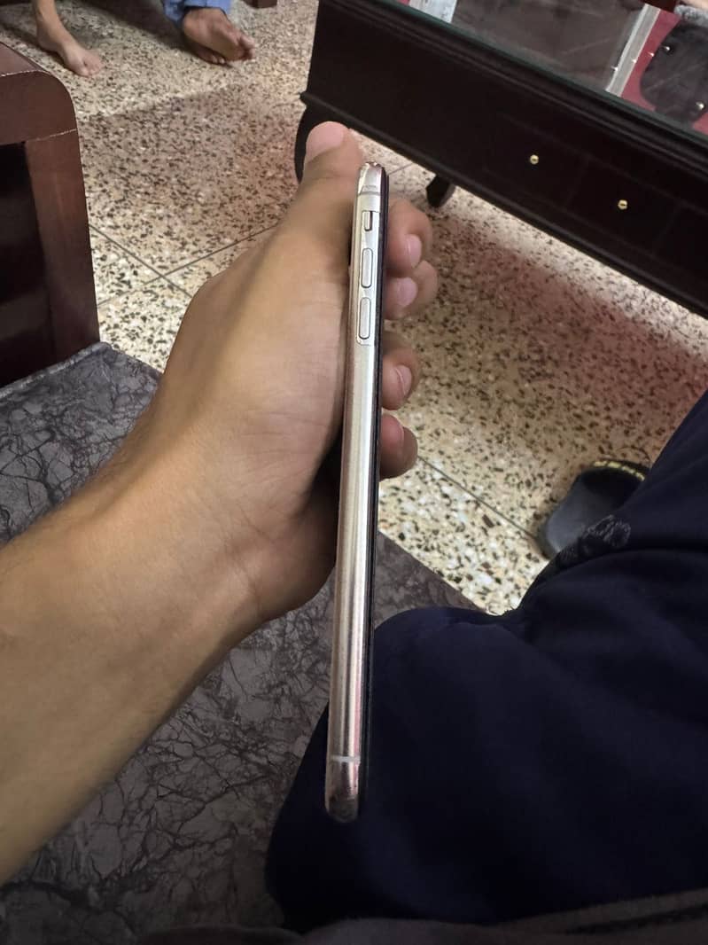 Apple iPhone XS Max 4
