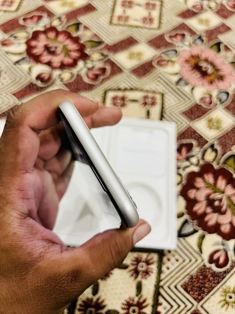 Apple iPhone 11 4