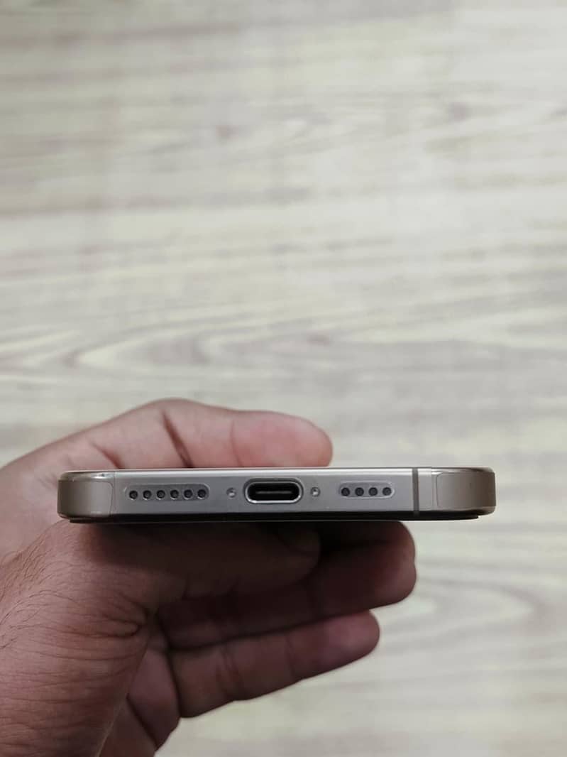 Apple iPhone 16 Pro Max 6
