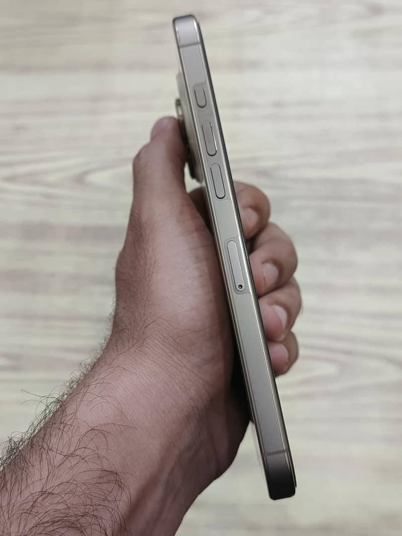 Apple iPhone 16 Pro Max 8