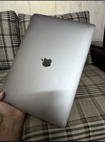 Macbook pro 2017 i7 16gb 512gb