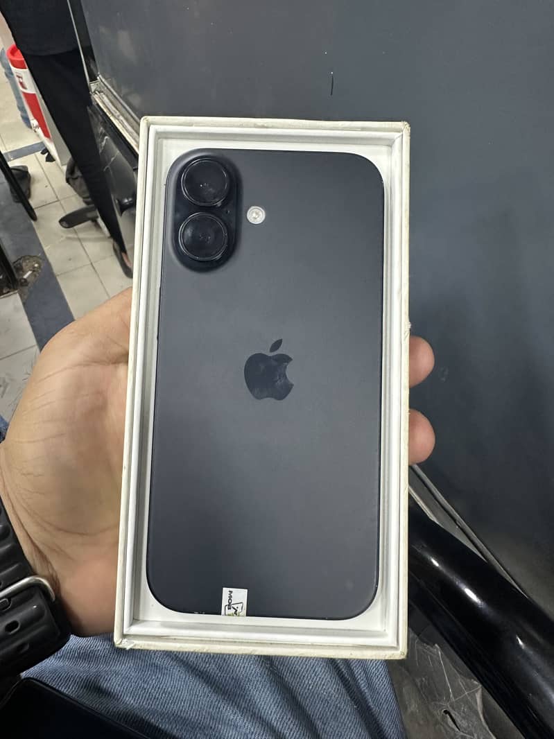 Apple iPhone 16 4