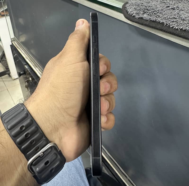 Apple iPhone 16 5