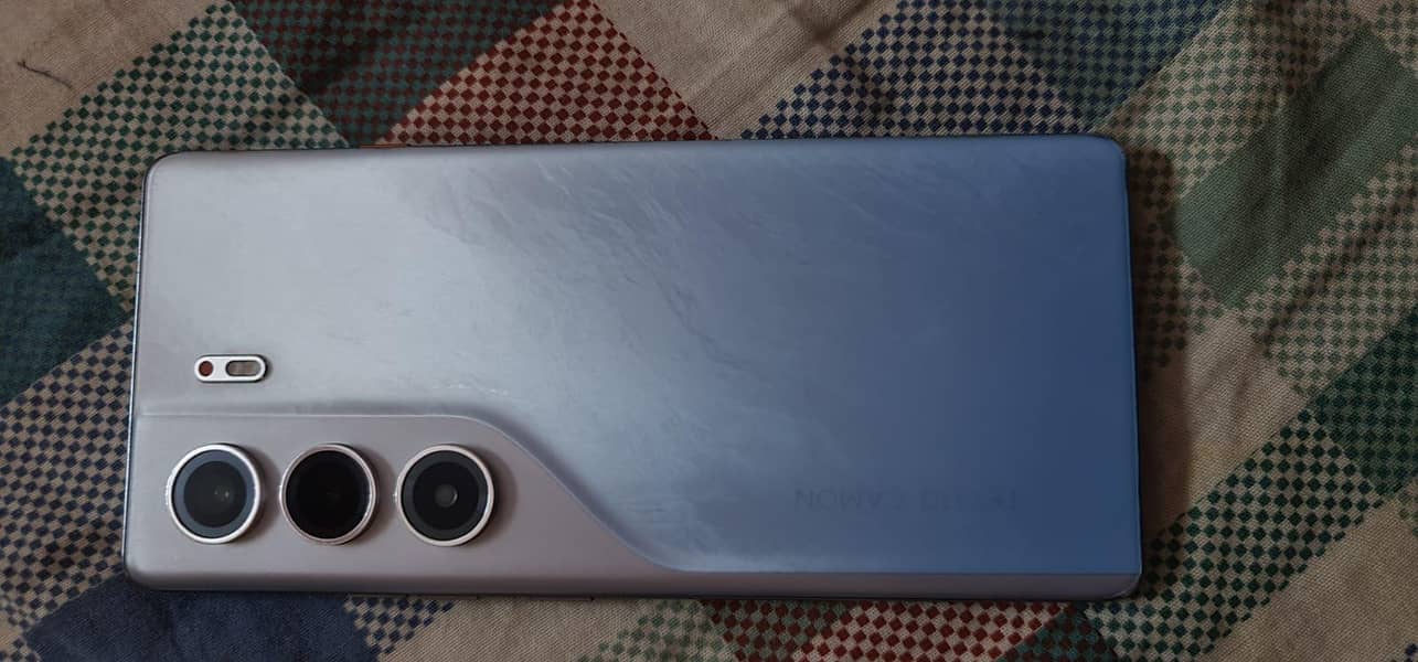 Tecno CAMON 40 Pro 1