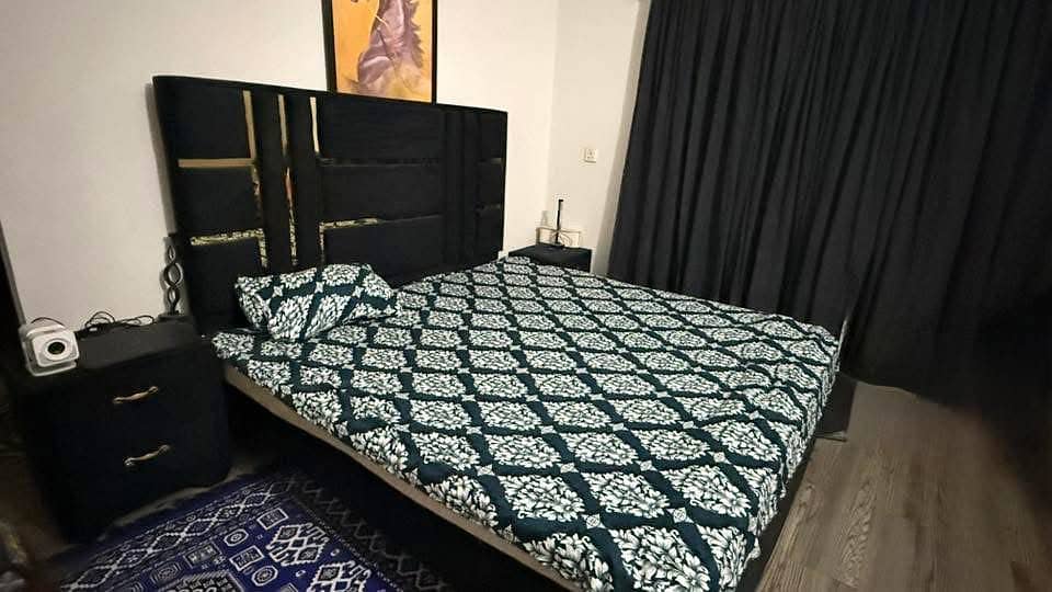 King size bed. Read Description 3