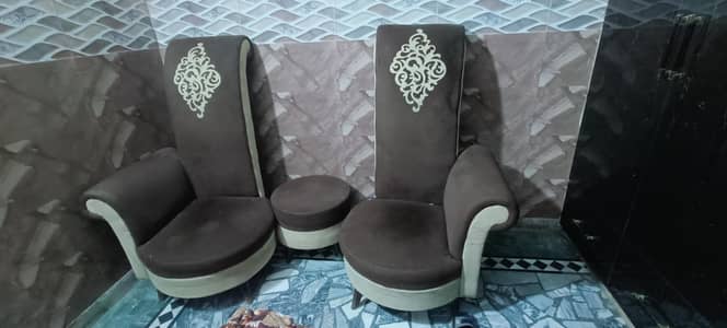 dewan sofa bilkul new ha Sath me AK gol tabal ha
