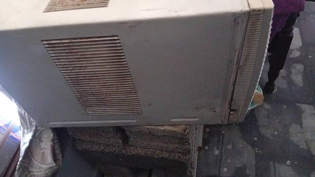 window AC 1