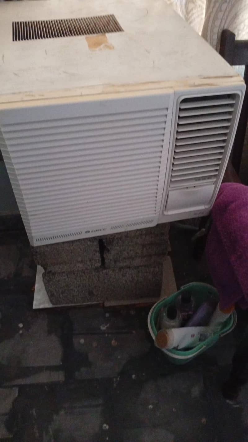 window AC 2