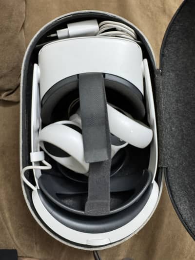 Meta/Oculus Quest 2 256GB + official meta battery strap+ carrying case