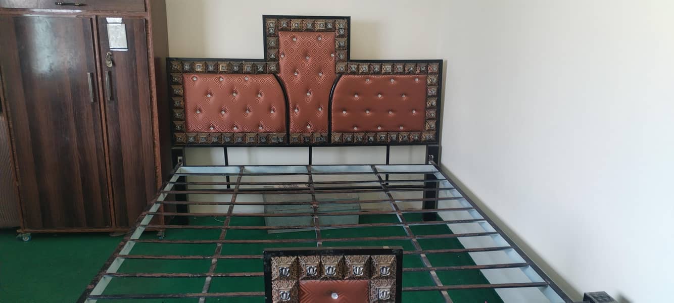 iron bed 0