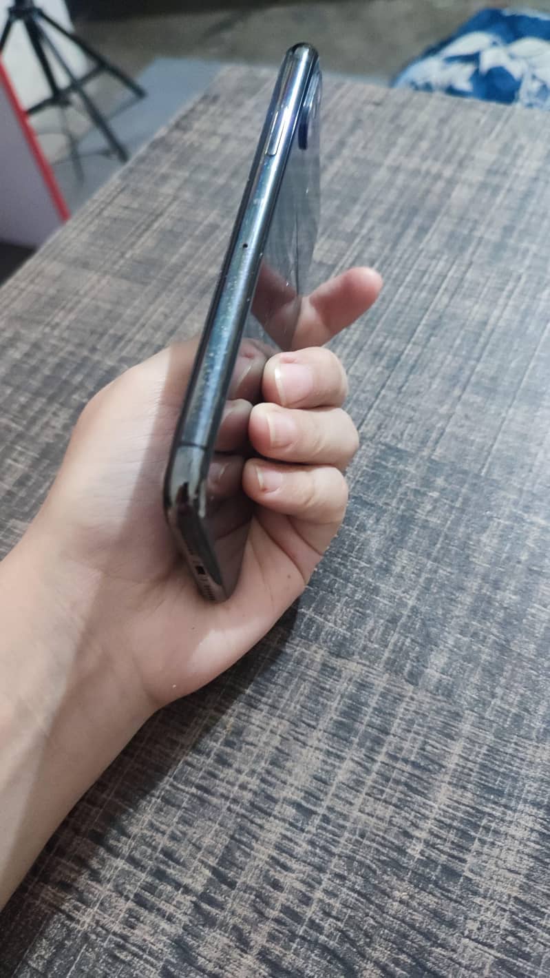Apple iPhone X 4