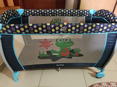 Portable baby cot
