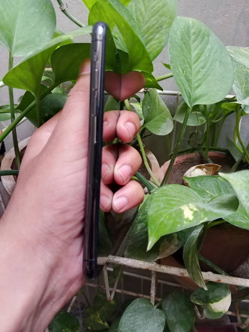Apple iPhone X 3