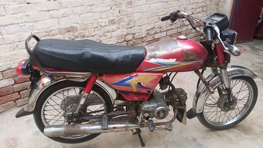 Honda CD 70 ek bandy k name hai bus or file copy letter sub hai