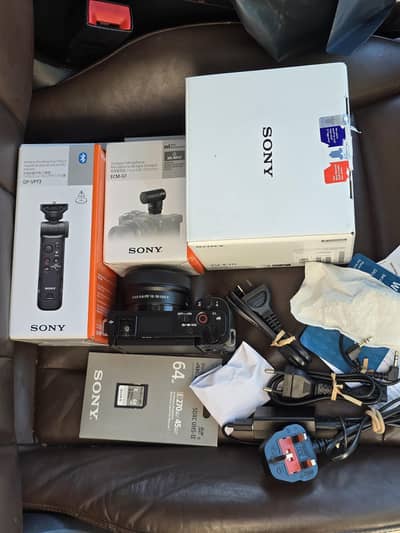 Sony Alpha ZVE10 with 16-50 oss ii lens