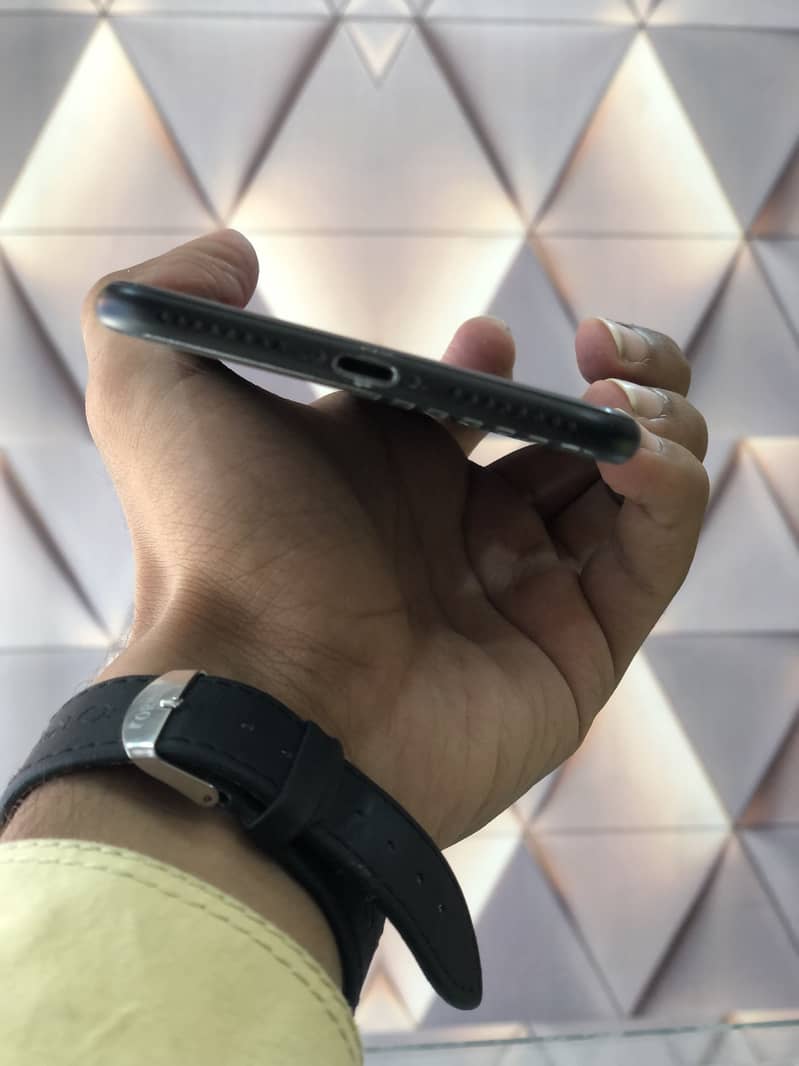 Apple iPhone 7 Plus 1