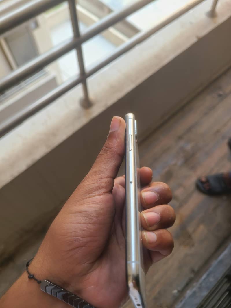 Apple iPhone X 3