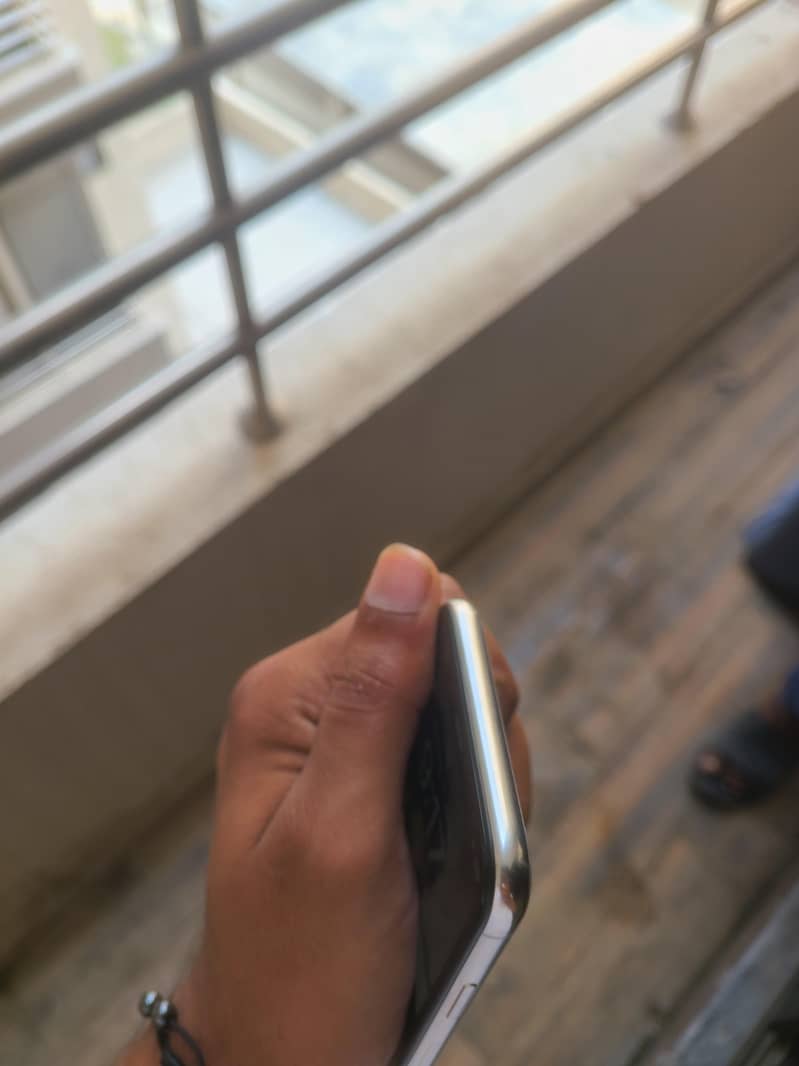 Apple iPhone X 4