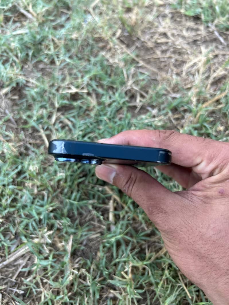 Apple iPhone 13 8