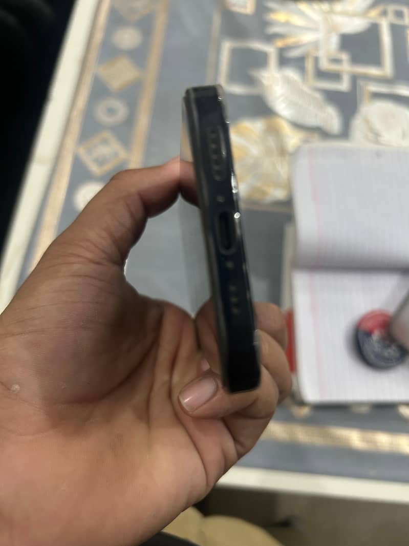 Apple iPhone 15 12