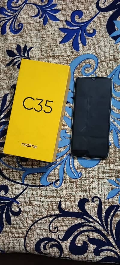Realme C35