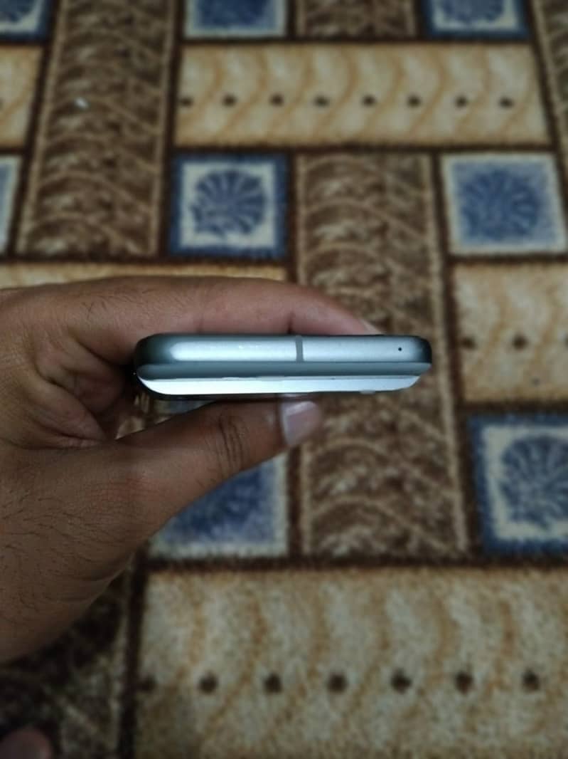 Google Pixel 8 4