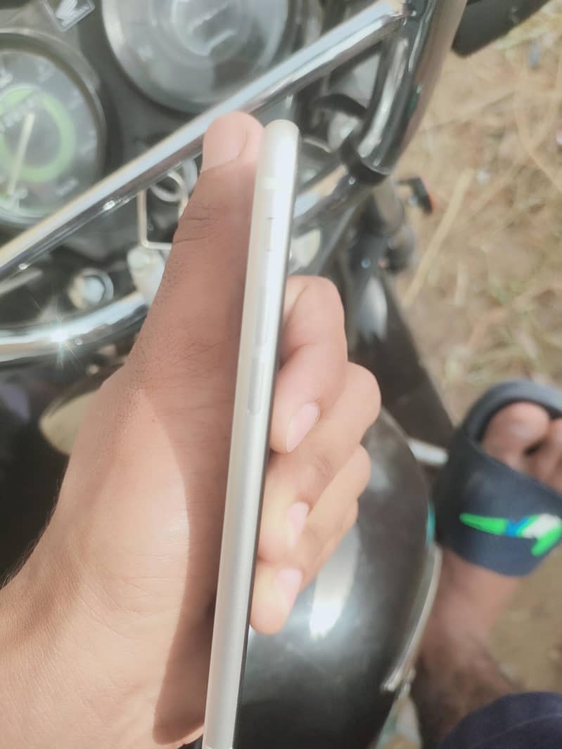 Apple iPhone SE 3rd generation 5