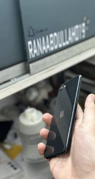 Apple iPhone SE