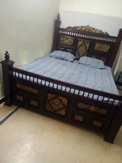 kind bed with 2 side tables and dressing