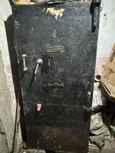 Rare Vintage. Mukand Iron Works Lahore safe (tijori)