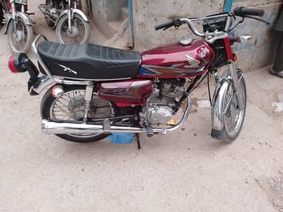 Honda 125 red