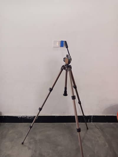 versatile aluminum tripod for photography and videography