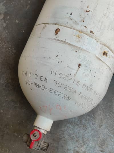 2 Suzuki CNG cylinder for sale with good condition with complete kit
