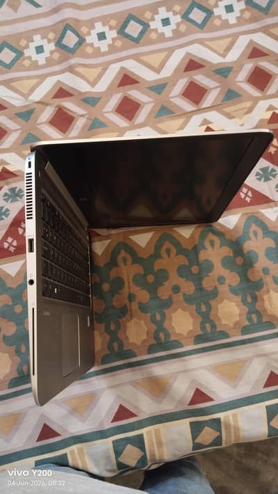 HP LAPTOP G 8 R 256 . . with battery charger