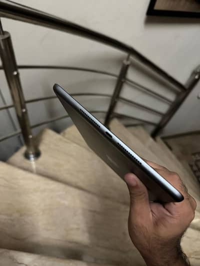 ipad 8 generation bht acha pad h just family used