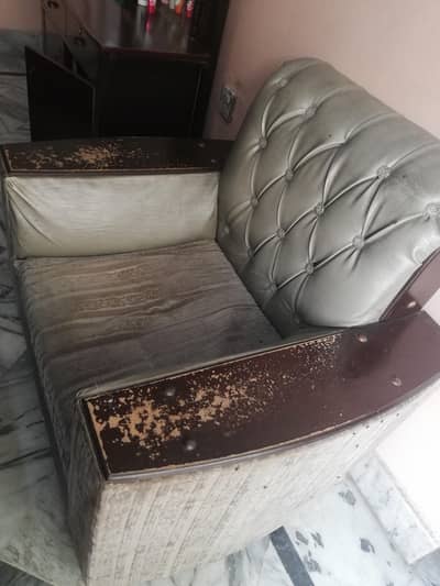 1 seater sofa  condition ap photo m dakh sakte ho