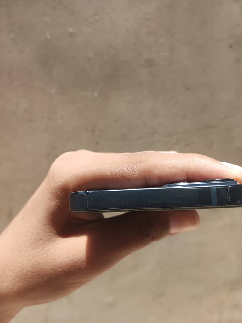 iPhone 13 4