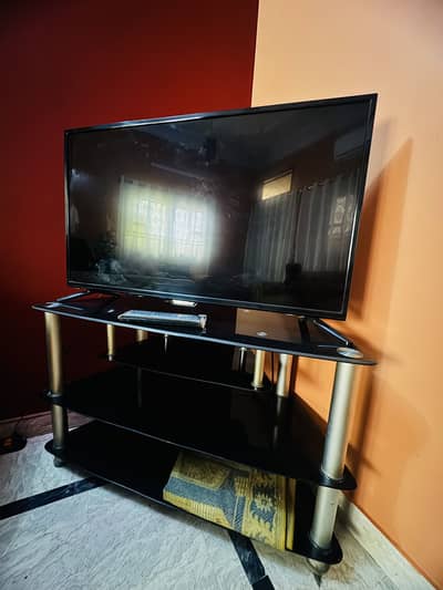 Samsung 40 inches lcd with lcd trolley in good condition.