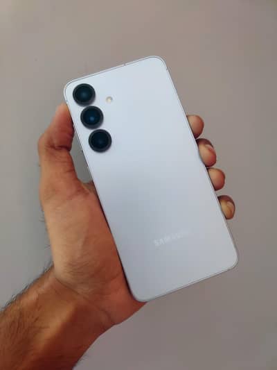 Samsung S25 ( EXCHANGE POSSIBLE )