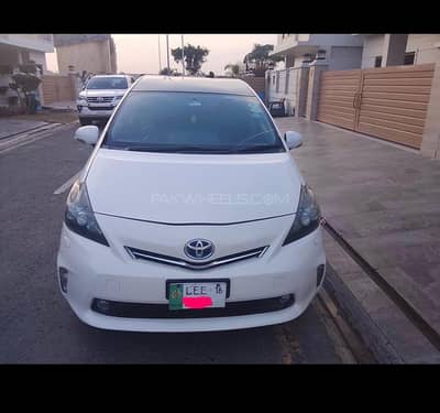 Toyota Prius Alpha 2016