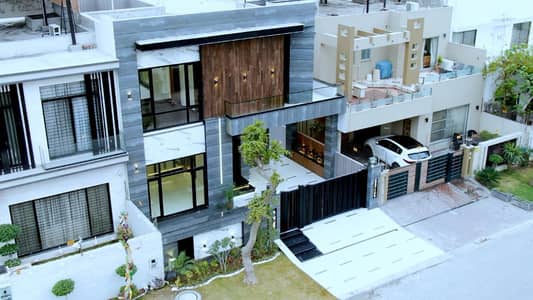 Near Mcdonald's 10 Marla Most Beautiful Luxury Bungalow for Sale