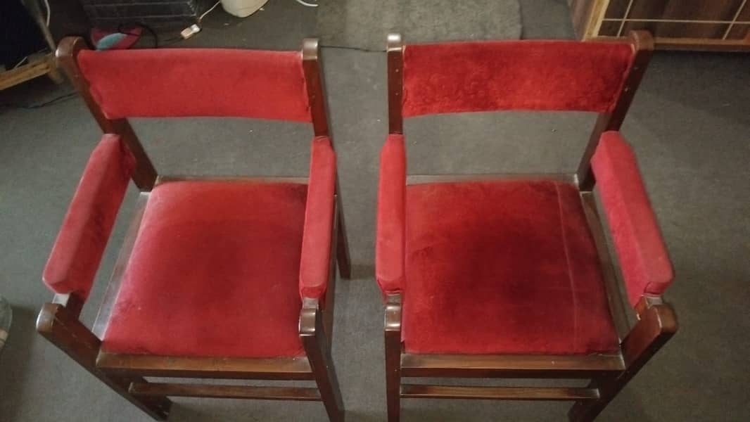 2 Solid wooden chairs 0