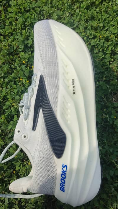 BROOKS ENGLISH RUNNERS SHOES AVAILABLE SIZE 8