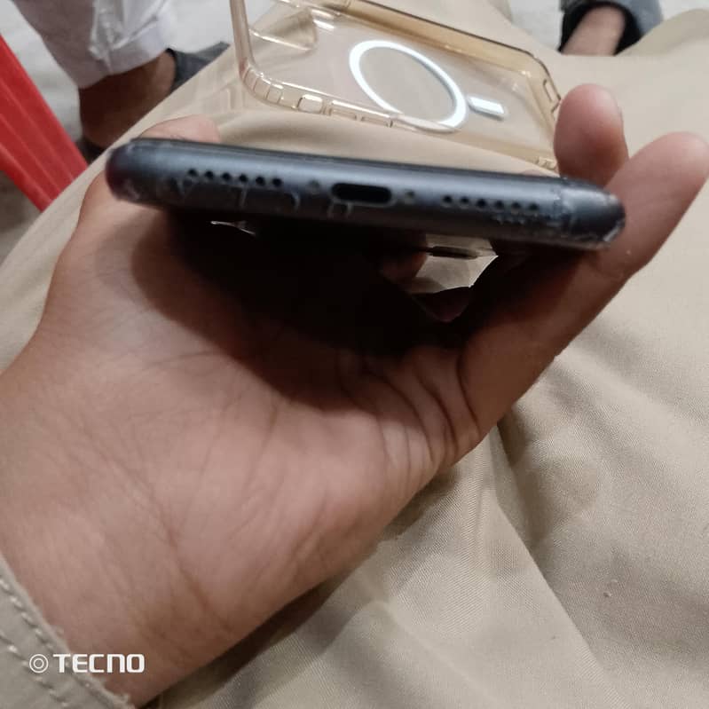 Apple iPhone 11 4