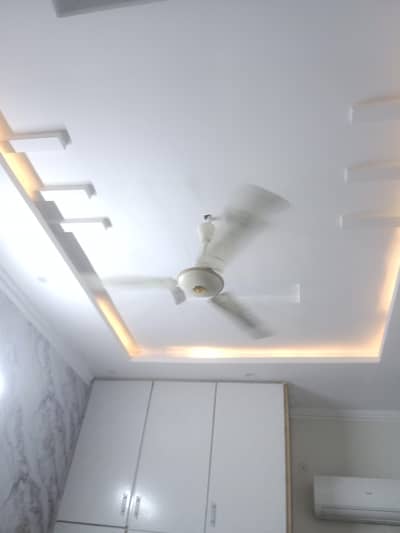copper ki wiring mein pankhe hain vah bhi chalti halat mein kisi ke