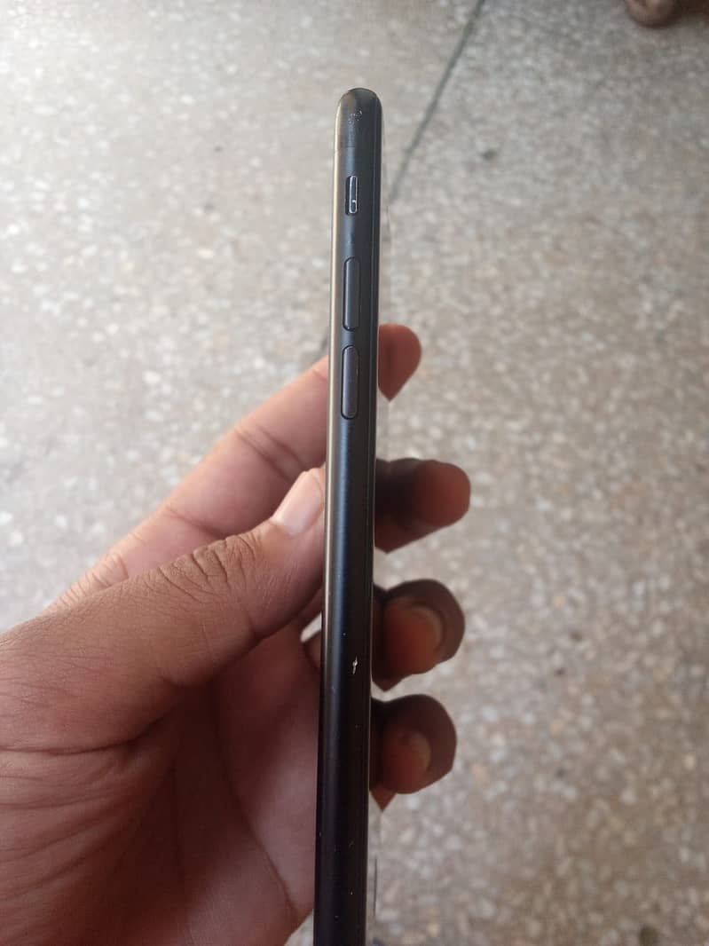 Apple iPhone 7 3