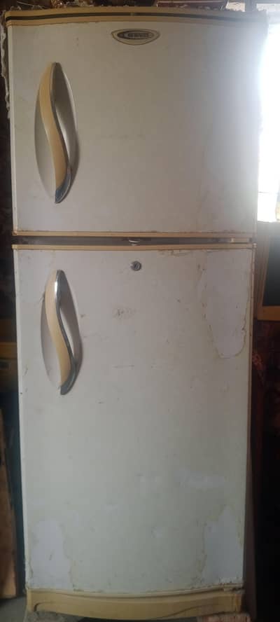 Waves Refrigerator. size:10ft³ For Urgent sale.