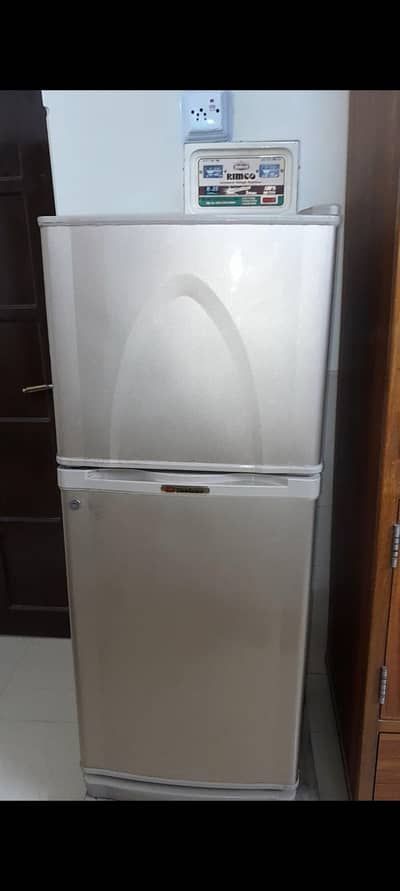 Refrigerator with Stablizer