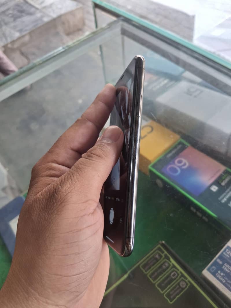 Apple iPhone X 3