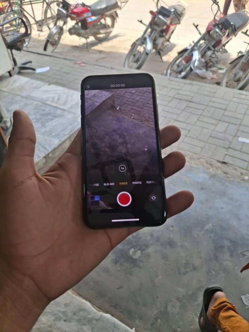 Apple iPhone X 4